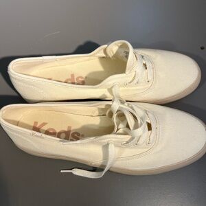 Women's white sneakers, size 7.5, Keds brand.